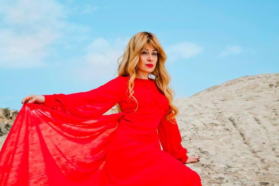 Elnarədən qırmızı libasda  fotosessiya