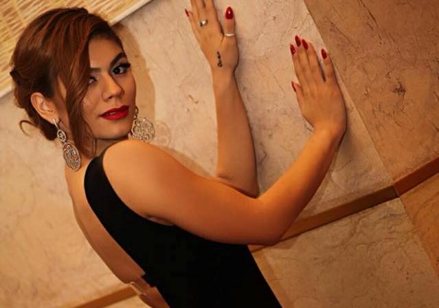 Rəqsanənin qızından kürək dekoltesi - fotolar