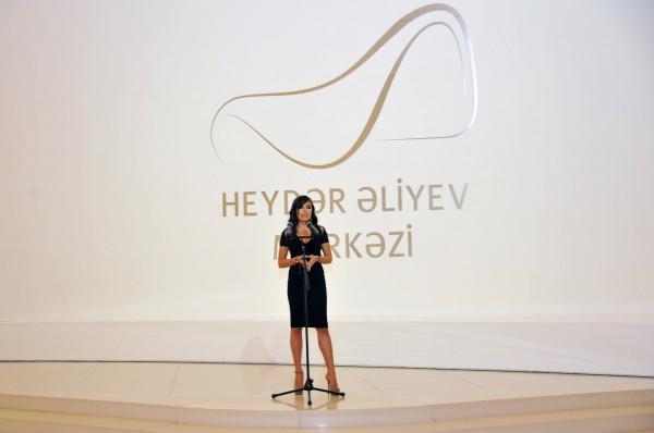 Leyla Əliyeva sərgidə -  fotolar