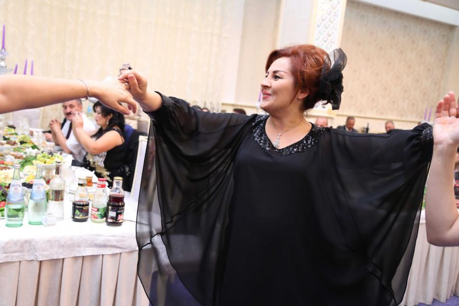 Aybəniz Haşımova toyda rəqs edərkən – fotolar