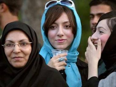 İranda saçı görünən qadınlara kislota atırlar