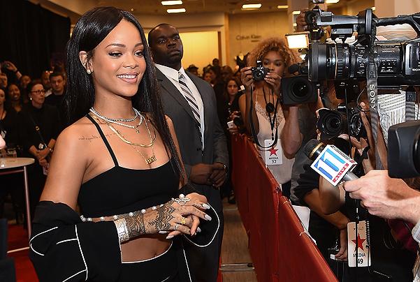 Rihanna kişilər üçün ətir təqdim etdi – fotolar