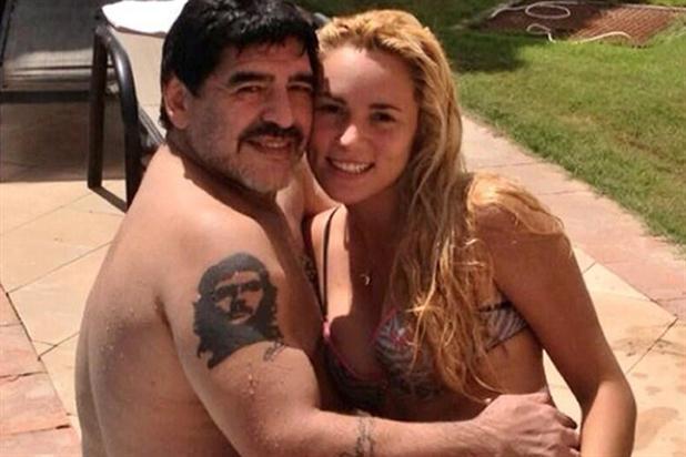 Maradona sevgilisinə yumruq atdı - video