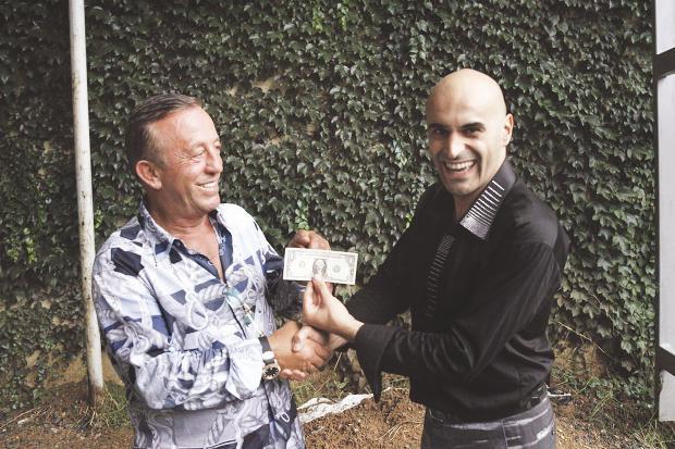 Türkiyəli milyonçu filmə çəkildi, 1 dollar aldı -  fotolar