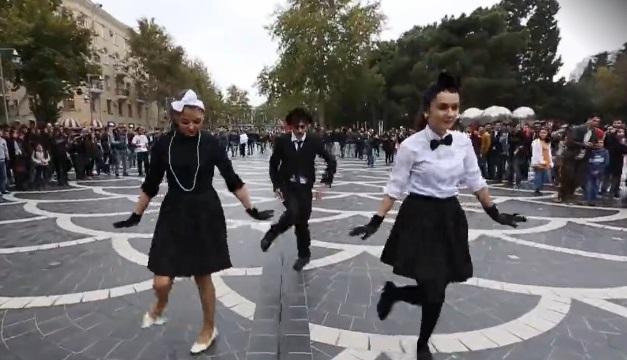 Fəvvarələr meydanında Çarli Çaplin fləşmobu – video