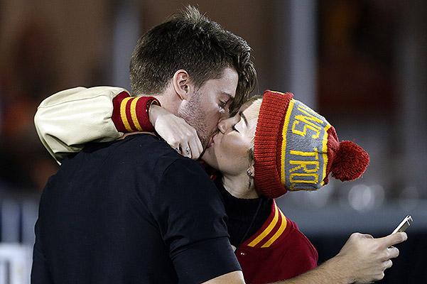 Futbol matçında Şvarsneqqerin oğlu ilə  öpüşdü – fotolar