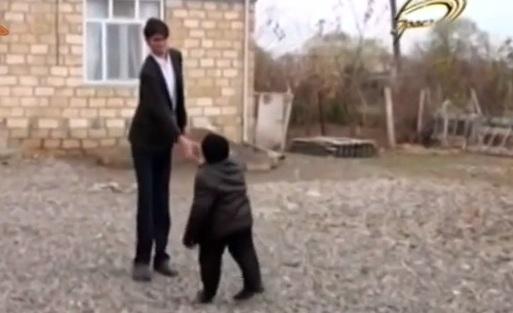 Azərbaycanın ən ucaboylu adamı ilə qısaboylu adamı görüşdü -  video