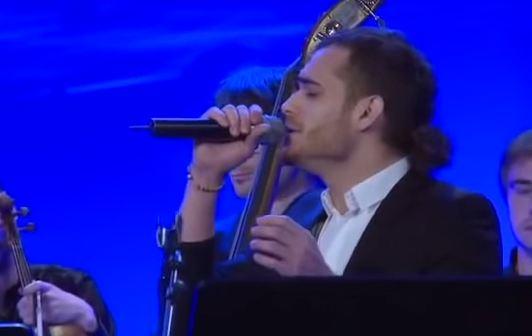 Elnur Hüseynovun ifasında "Sarı gəlin" - video