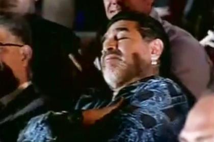 Maradona prezidentin çıxışı zamanı yatdı - video 