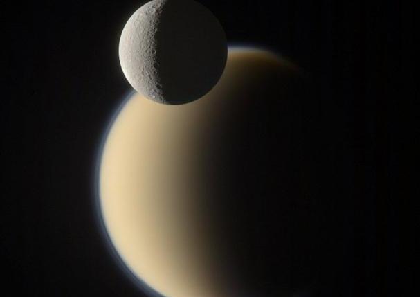 NASA Saturnun peykinin maraqlı fotolarını yaydı 