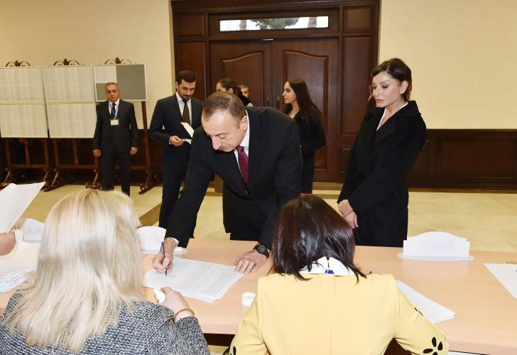 Prezident ailəsi ilə səs verib - fotolar