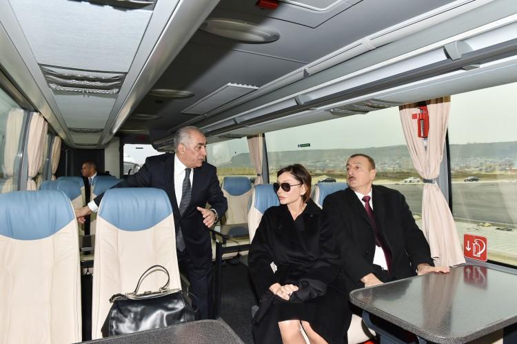 İlham Əliyev və xanımı Bayraq meydanında - fotolar