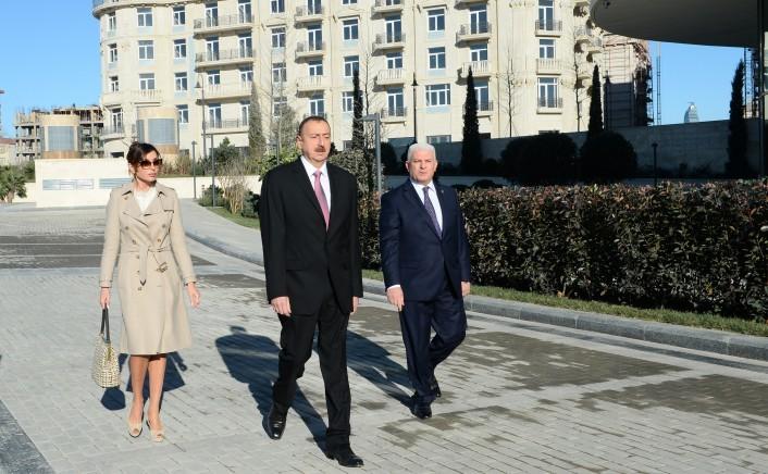 Ölkə başçısı xanımı ilə "Ağ şəhər"də -  fotolar