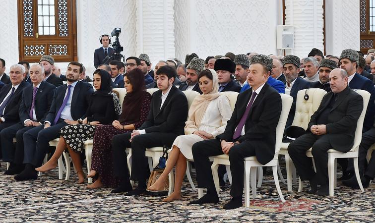 İlham Əliyev ailə üzvləri ilə məsciddə və Fəxri Xiyabanda - fotolar