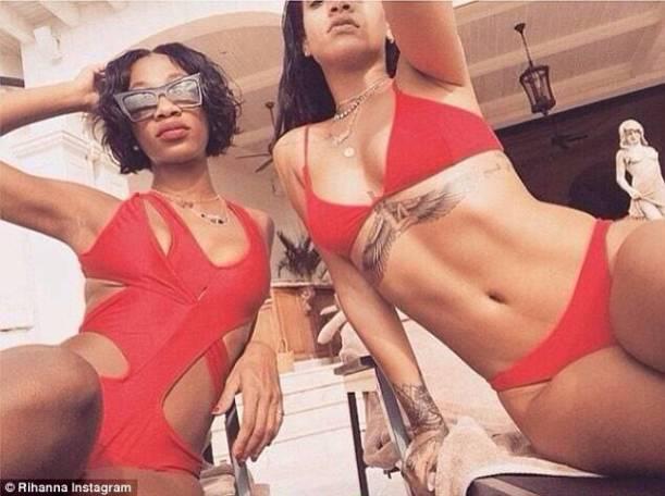 Rihanna qırmızı bikinidə - fotolar 