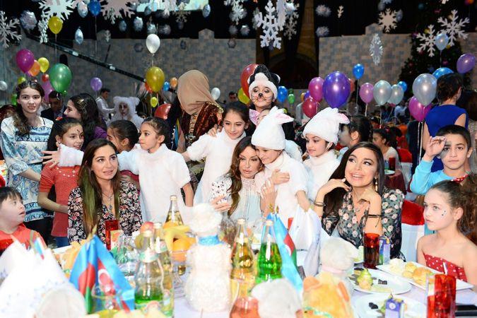 Mehriban Əliyeva qızları ilə Yeni il şənliyində - fotolar