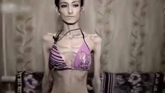 Sevgilisi tərk edən qız bu günə düşdü - video 