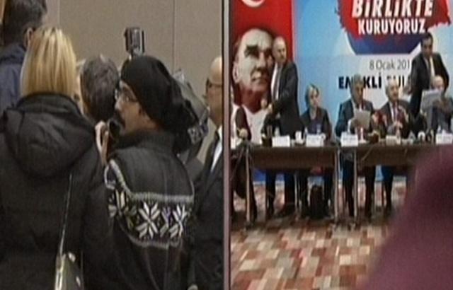 Müxalifət liderinə ayaqqabı atdılar - video