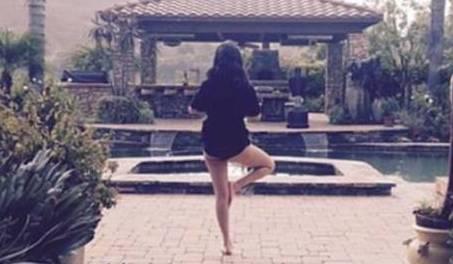 Selena Qomez yoqa edərkən –  foto 