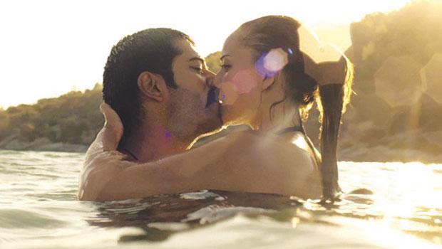 Burak Özçivit və Fəxriyyə Evcənin romantik klipi 
