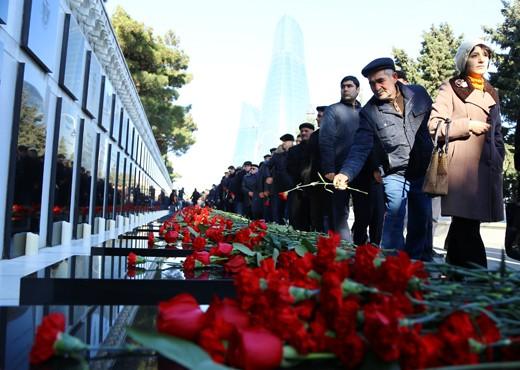 Şəhidlər Xiyabanına insan axını - fotolar