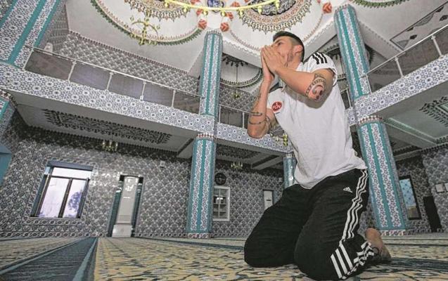 Alman futbolçu islam dinini qəbul etdi -  fotolar