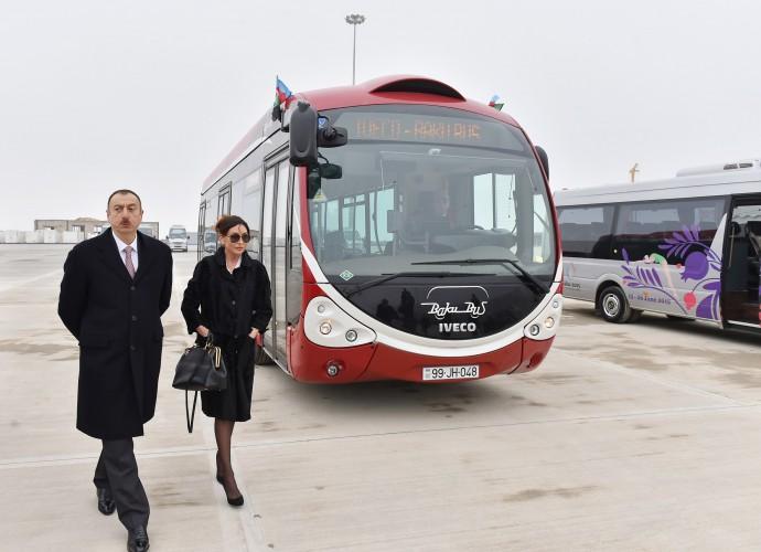 İlham Əliyev və xanımı yeni avtobuslara baxış keçiriblər -  fotolar