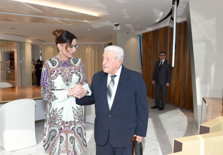 Mehriban Əliyeva xalq artisti ilə görüşüb -  fotolar