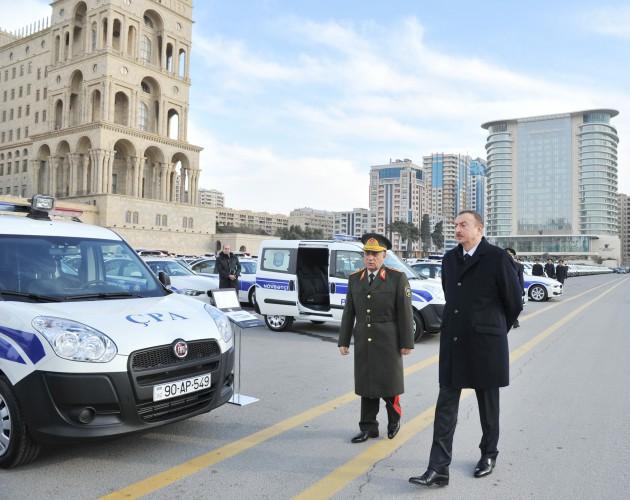 Prezident yeni polis maşınlarına baxış keçirdi - fotolar