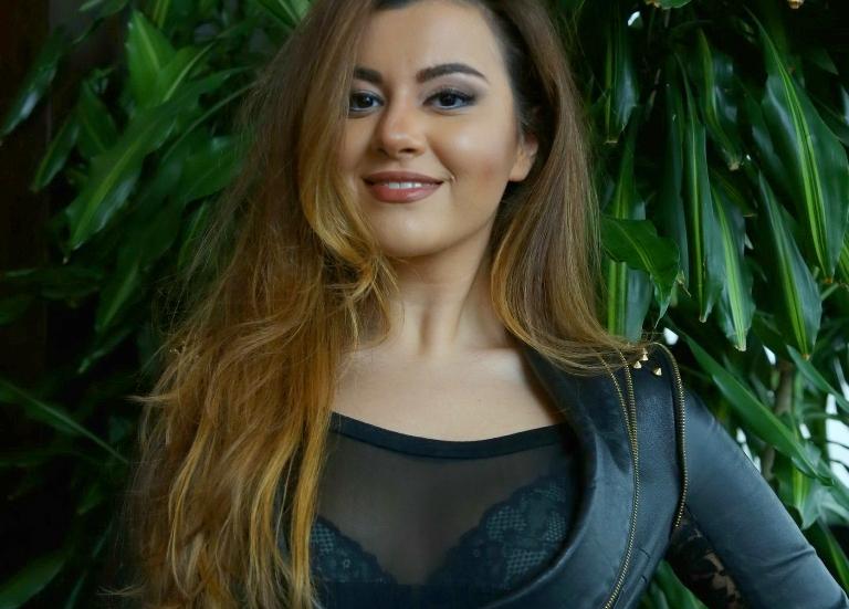 Aygünün qızından sinə dekoltesi – fotolar