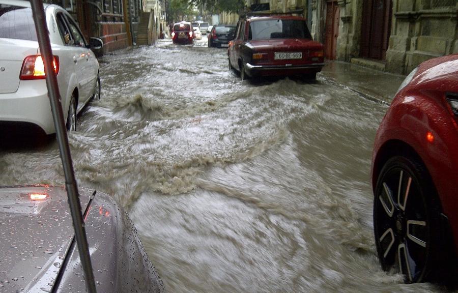 “Porsche”dən suyu vedrə ilə boşaltdılar - Bakıda