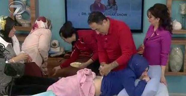 Canlı yayımda hicablı qadına masaj etdi - video 