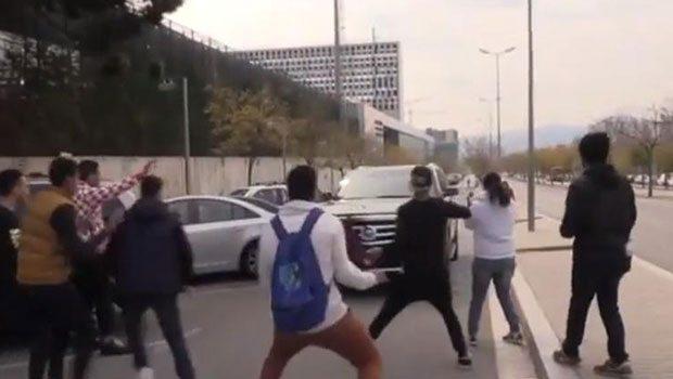 Messi avtomobilini azarkeşlərinin üstünə sürdü - video