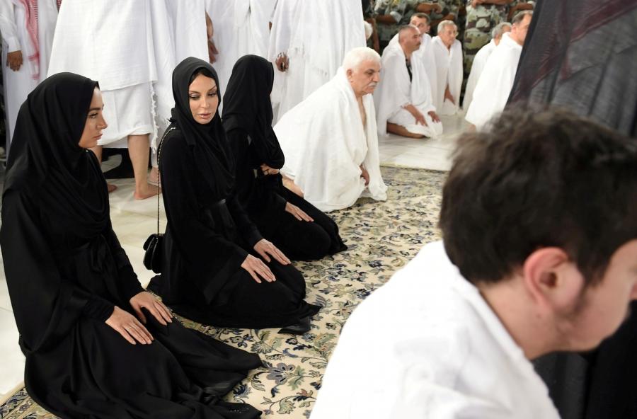 İlham Əliyev və ailə üzvləri Kəbədə namaz qılıb -  fotolar
