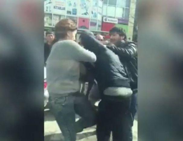 Bakıda qız ona sataşan oğlanı döydü - video