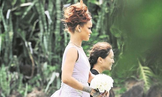 Rihanna rəfiqəsinin toyunda - fotolar 