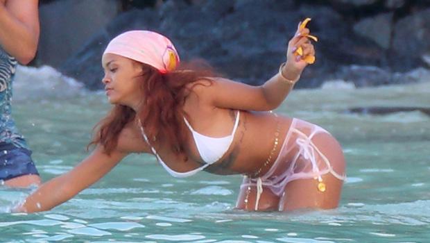 İstiyə dözməyən Rihanna dənizə atıldı – fotolar 