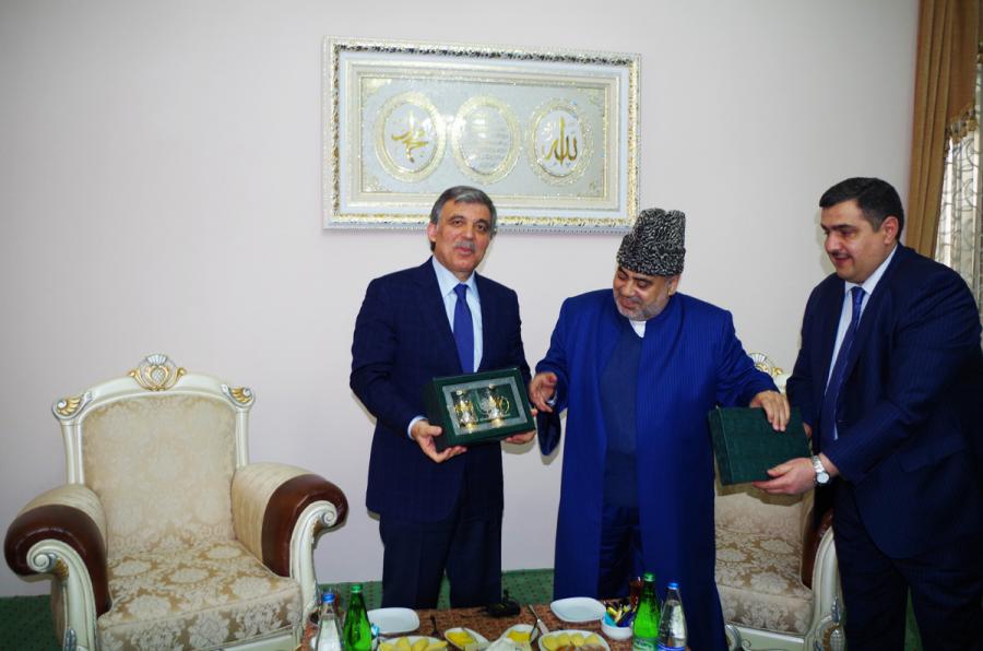 Abdullah Gül Bakıda cümə namazı qıldı - fotolar