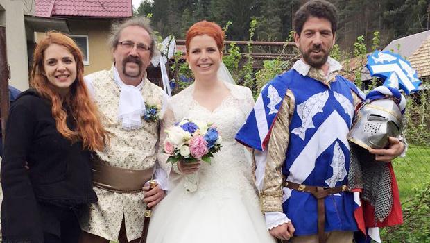 “İssız adam” toyda at minib, qılınc oynatdı – fotolar 