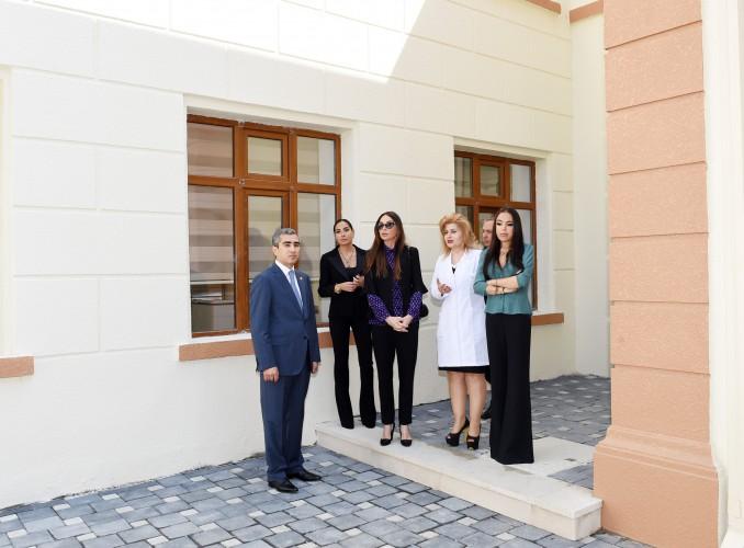 Mehriban Əliyeva qızları ilə körpələr evində - fotolar