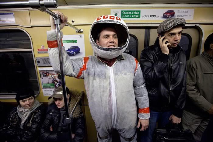 Metronun qeyri-adi geyimli insanları - fotolar