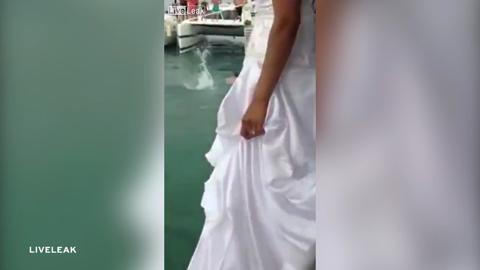Gəlinliyi ilə suya atıldı, ölümdən güclə döndü - video 