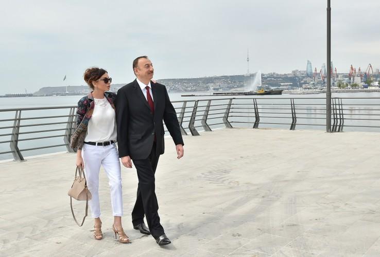 Prezident və xanımı bulvarda -  fotolar