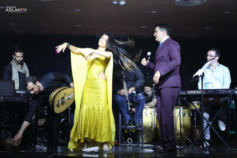 Müğənninin konsertində oriental şou - fotolar 