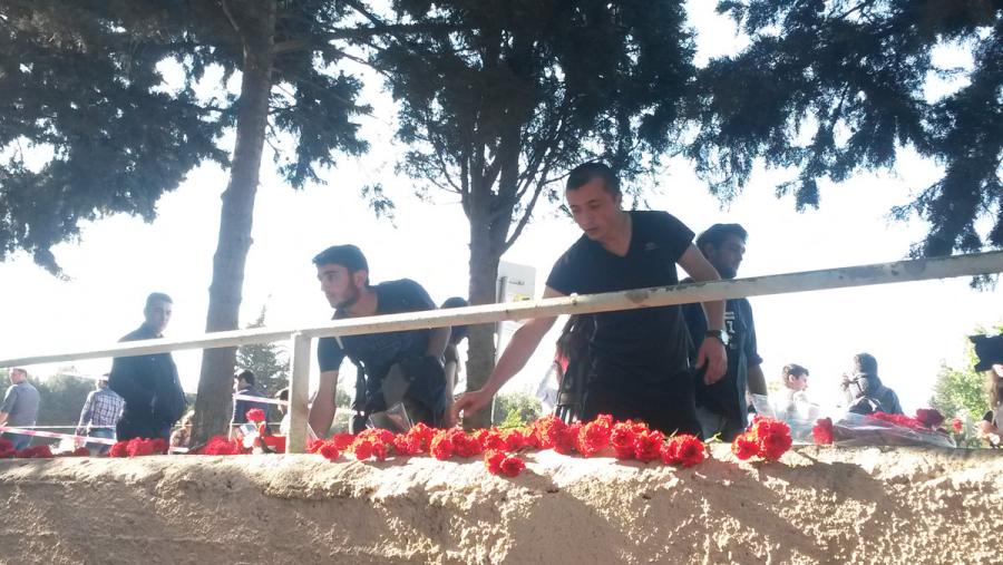 Yanğın baş verən binanın qarışısında anım mərasimi - fotolar