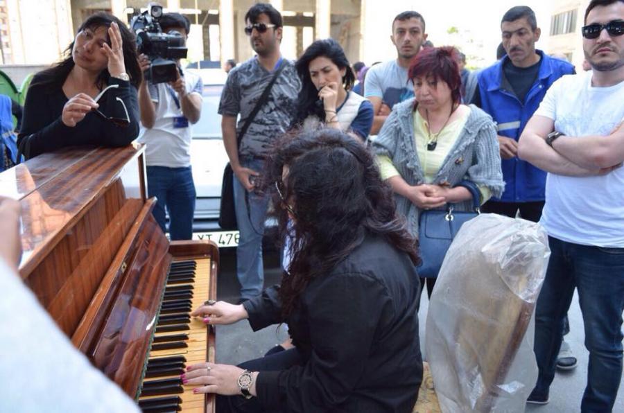 Elza yanan binanın qarşısında pianoda ifa edib -  fotolar+video