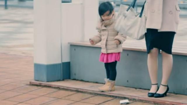 Yerdə pulqabı tapan uşaqlar görün nə etdilər - video