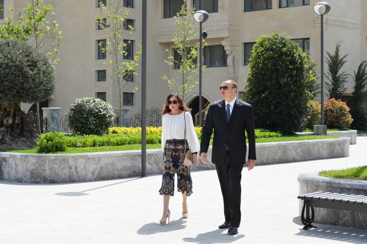 İlham Əliyev və xanımı parkda -  fotolar