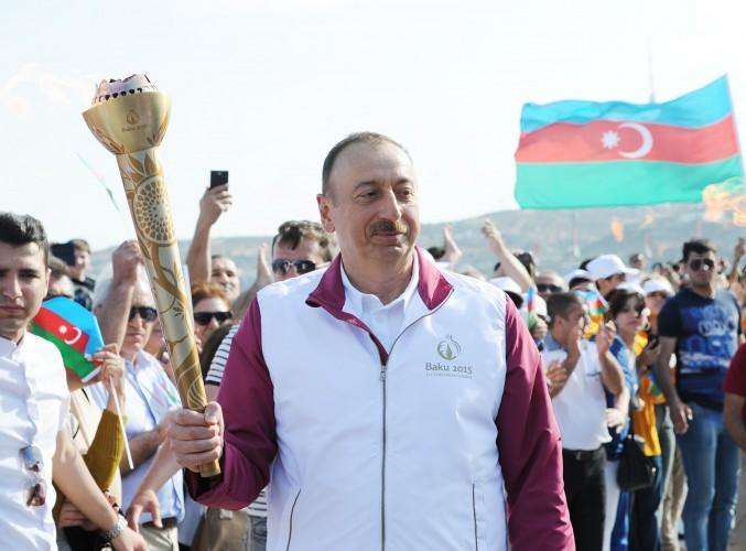 İlham Əliyev "Bakı 2015"in məşəlini qəbul edib -  fotolar