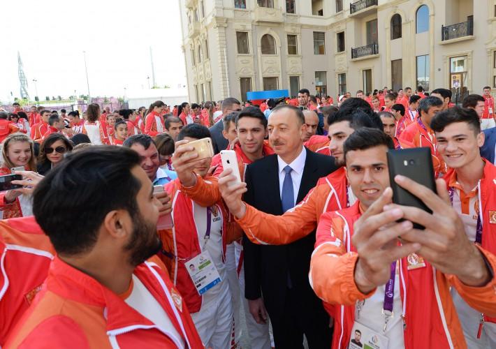 İdmançılar prezidentlə selfi çəkdirib – fotolar